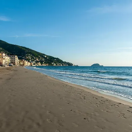 Апартаменти Serenity With Swimming Pool And Parking In