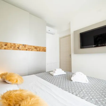 Serenity With Swimming Pool And Parking In 알라시오